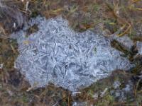 Helle Kristallansammlung in der durchsichtigen Eisfläche